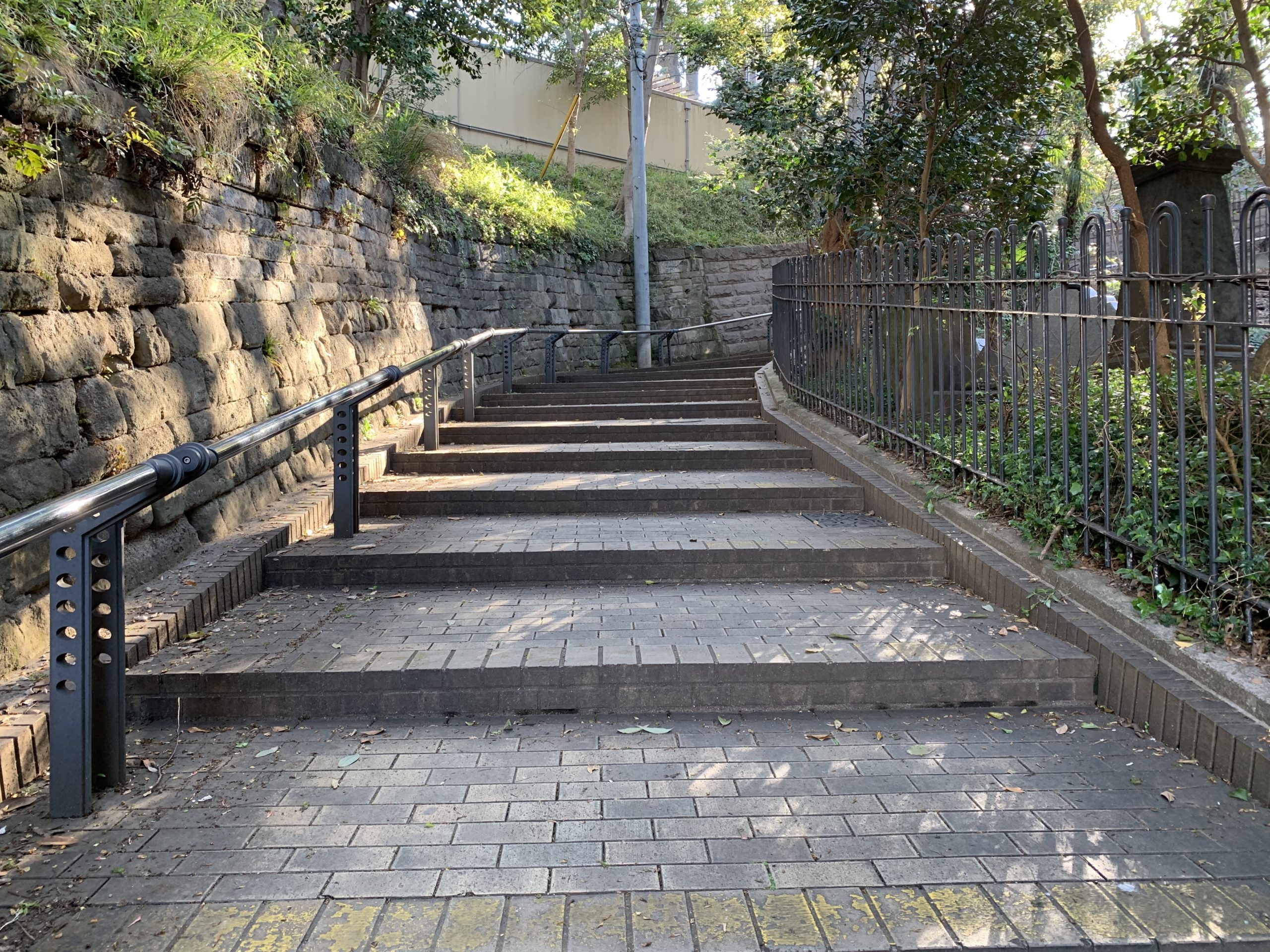 横浜山手の坂道 見尻坂 みなとみらい線沿線街歩き 小旅行 Indoor Life