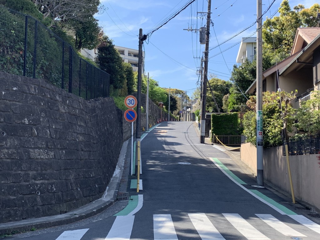 横浜山手の坂道 セント ジョセフの坂 横浜 みなとみらい線沿線街歩き